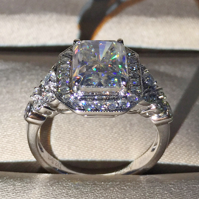 Anello affascinante per ogni occasione